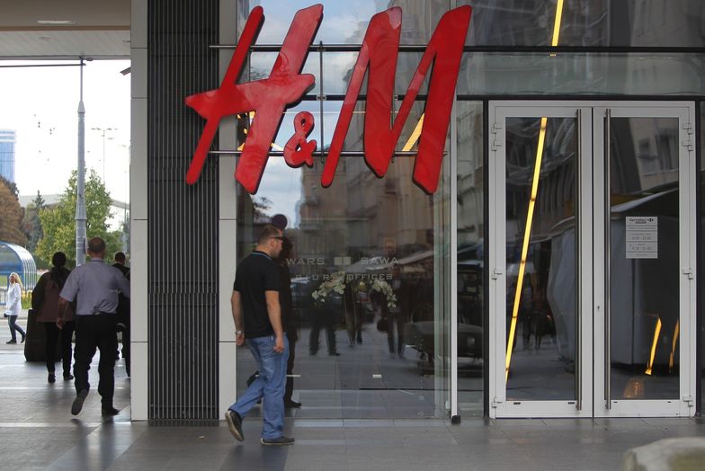 Po informacjach o sprzedaży ubrań akcje H&M spadają.