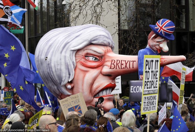Demonstrujący niosą karykatury premier Theresy May i innych polityków, których oskarżają o niekorzystne przeprowadzenie brexitu