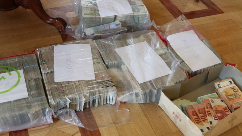 Krajowa Administracja Skarbowa przejęła 4 mln zł w gotówce z nielegalnej działalności dwóch hurtowni