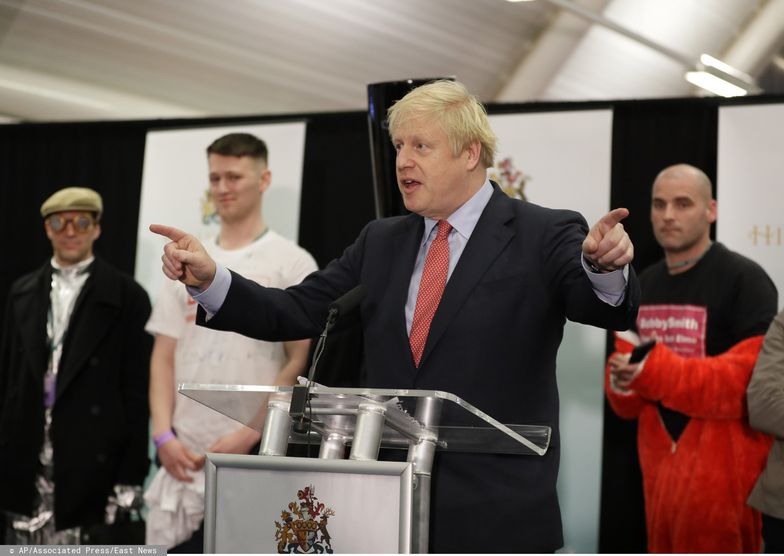 Boris Johnson dużym poparciem. Drogi do brexitu wciąż są dwie. 