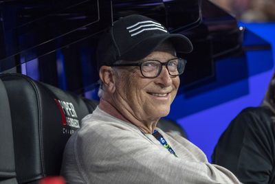Założyciel Microsoftu Bill Gates radzi absolwentom, by nie czekali tak długo, jak on, żeby zrozumieć, że "życie to coś więcej niż praca"