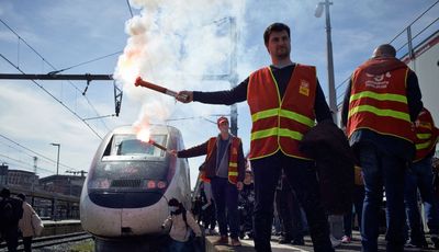 Protesty we Francji. Na ponad 14 proc. stacji brakuje paliwa