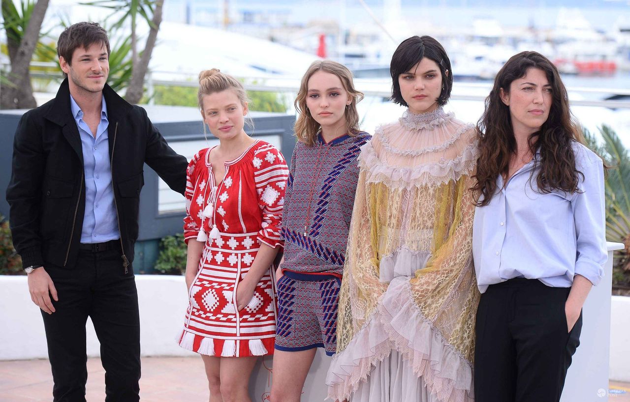 Gwiazdy filmu "La Danseuse": Gaspard Ulliel, Melanie Thierry, Lily-Rose Depp, Soko i reżyserka Stephanie Di Gusto podczas wspólnej sesji zdjęciowej na festiwalu w Cannes 2016 (fot. ONS)