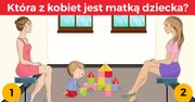 Która z kobiet jest matką bawiącego się dziecka?