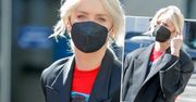 Agnieszka Woźniak-Starak w obszernej marynarce z wielkim symbolem anarchii na plecach. My patrzymy na buty. Nie należą do najtańszych