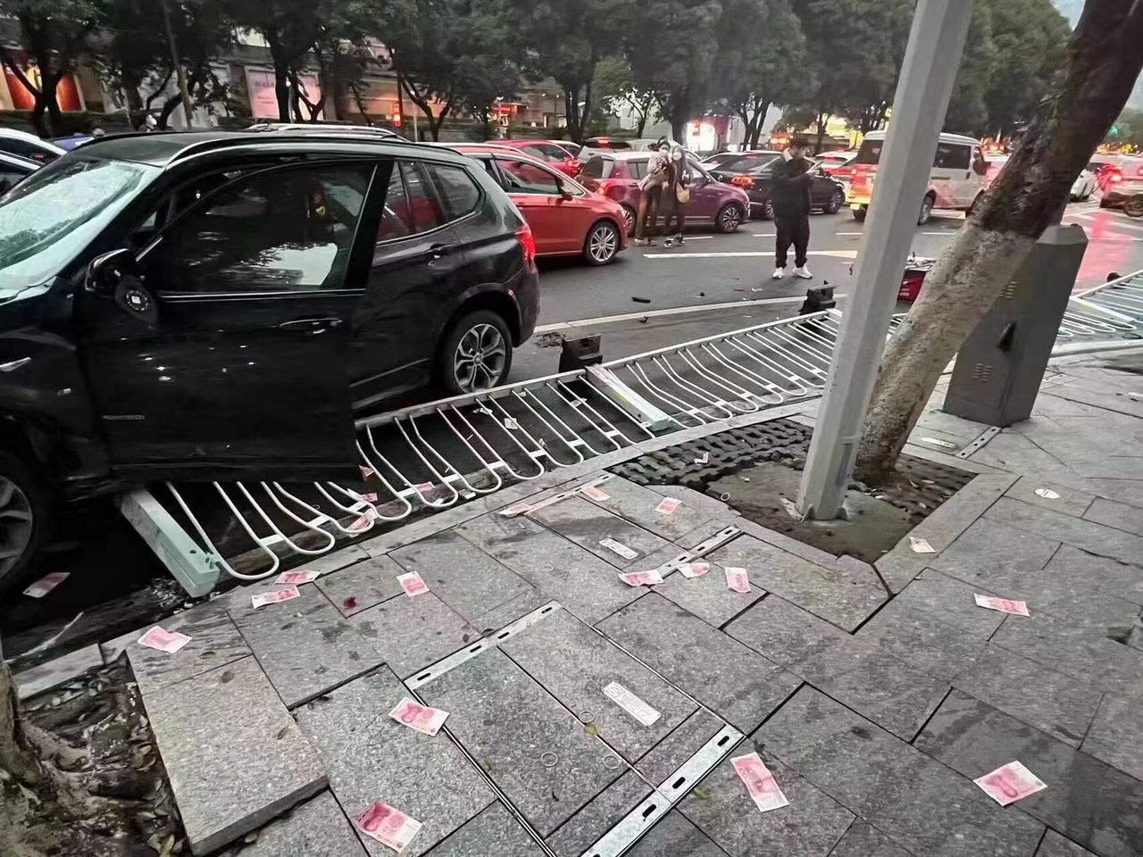 W Chinach kierowca BMW celowo wjechał tłum ludzi. Uwaga drastyczne wideo