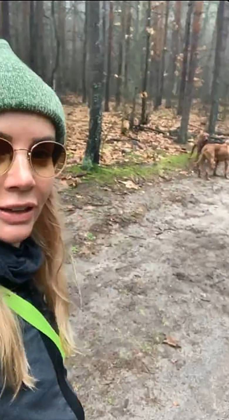 Agnieszka Woźniak Starak na spacerze z psami