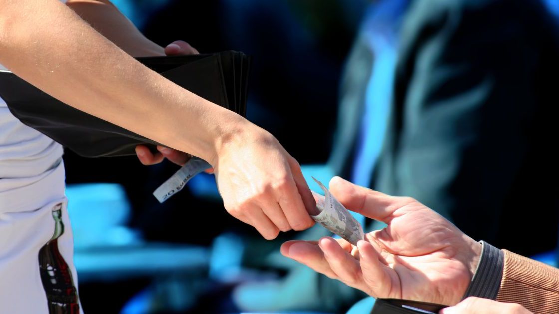 Kelnerzy okradani z napiwków- Pyszności, źródło: Adobe