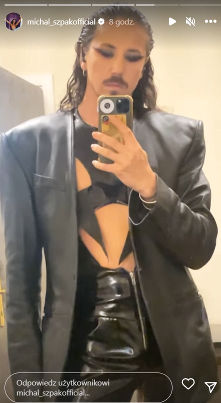 Michał Szpak w skórzanym stroju z wycięciami