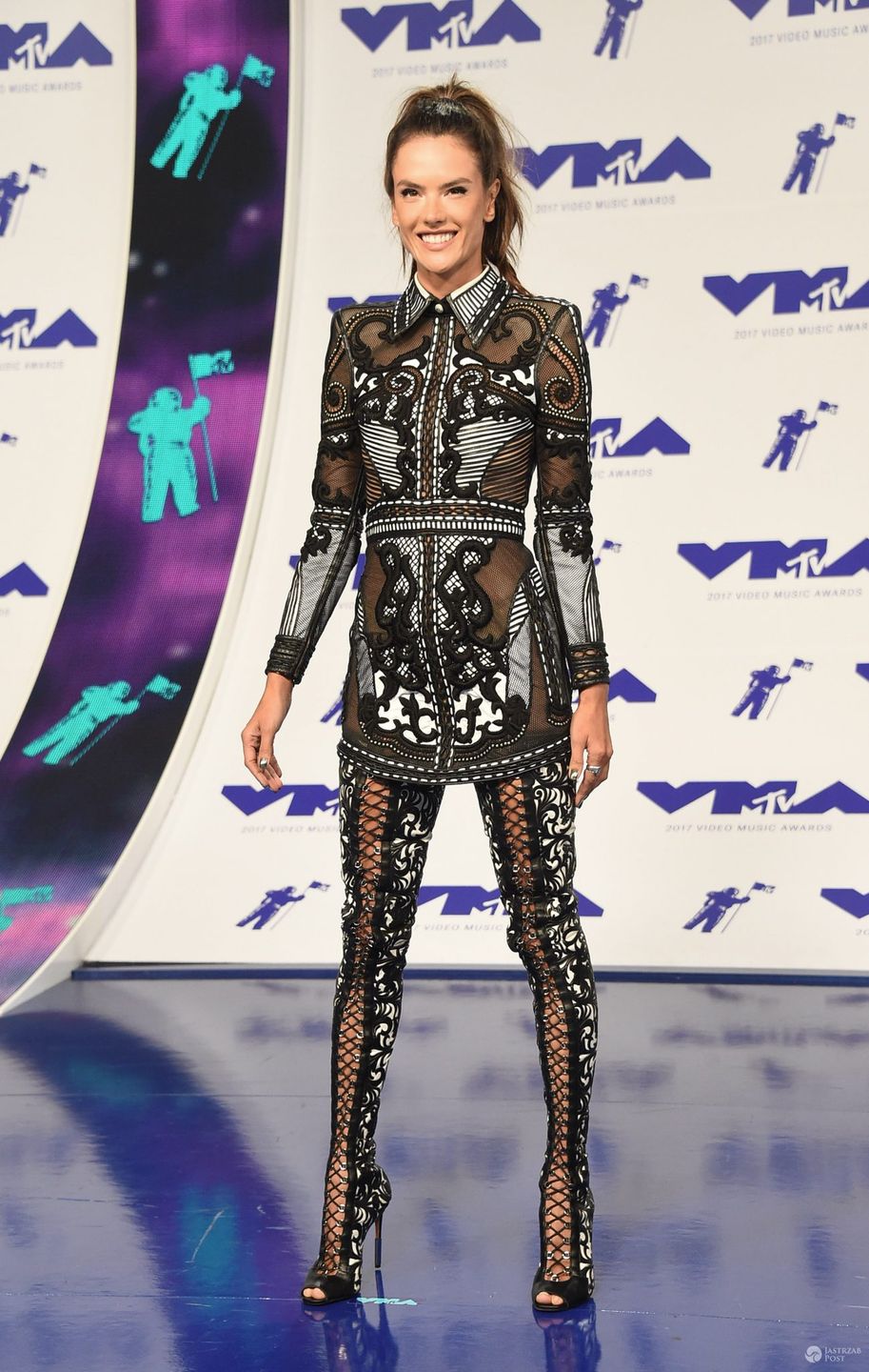 MTV Video Music Awards 2017 - Alessandra Ambrosio

Kreacja: Balmain