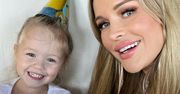Joanna Krupa przyjechała z córką do Polski. Kto zajmuje się Ashą, gdy jej mama pracuje? Do sieci trafiło urocze zdjęcie