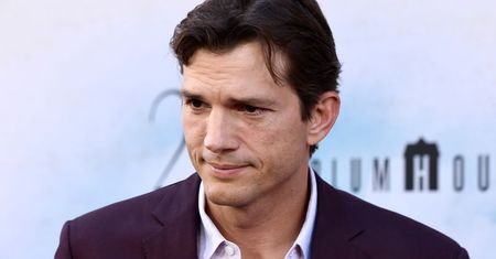 Ashton Kutcher zapadł na rzadką chorobę. Stracił wzrok i słuch.