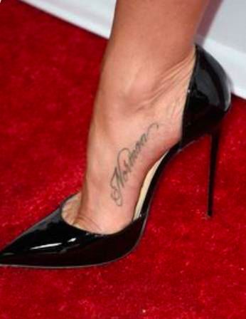 Jennifer Aniston tatuaż