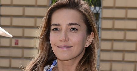 Kamilla Baar udowadnia, że grochy wcale nie są domeną stylu retro. W tym wydaniu wyglądają bardzo nowocześnie [zdjęcia]