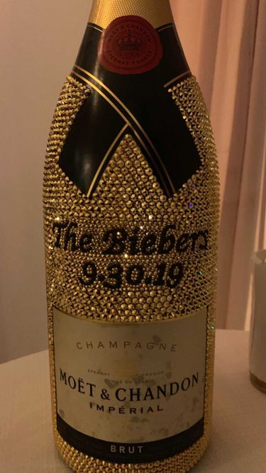Hailey Bieber i Justin Bieber - szampan dla gości