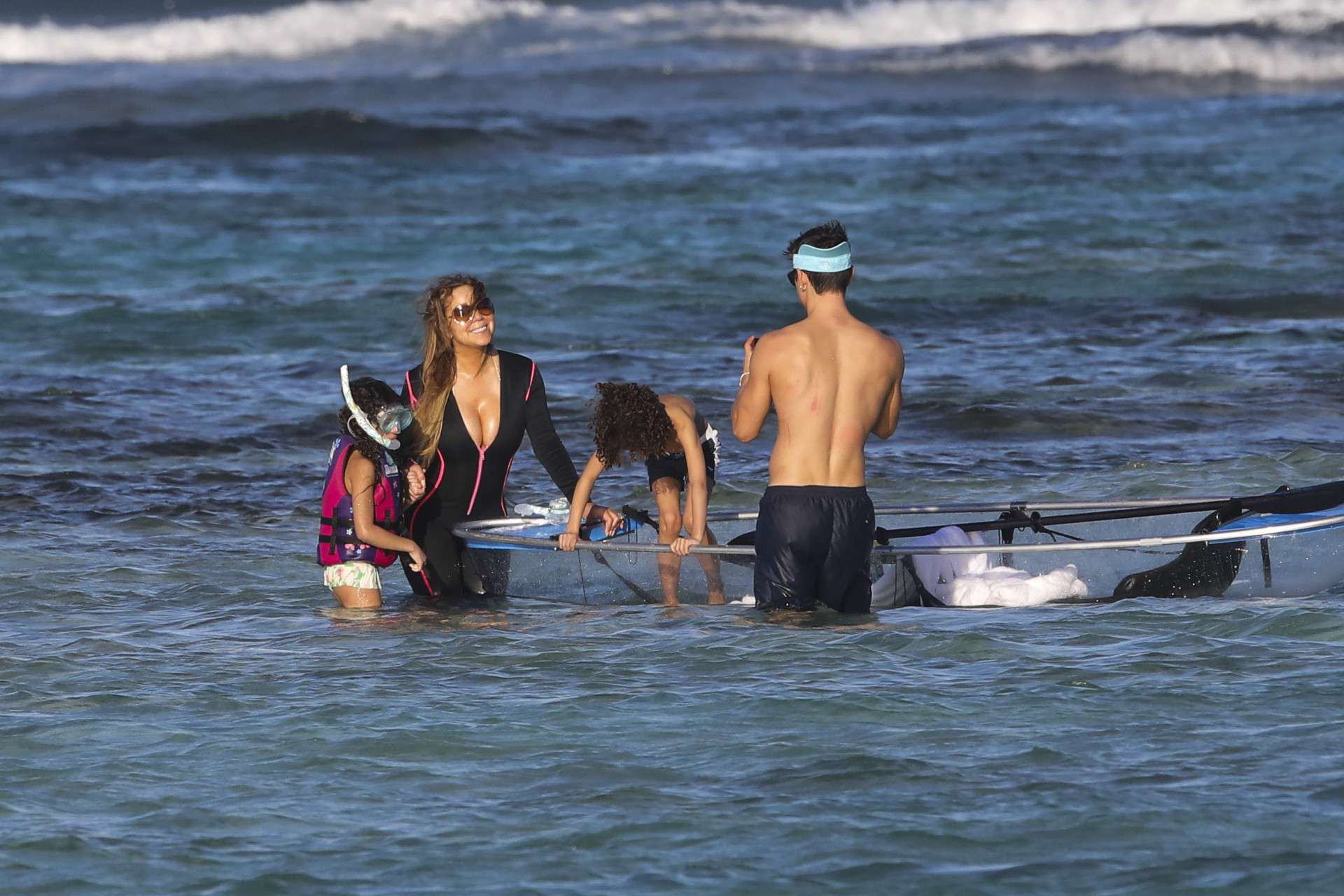 Mariah Carey, son compagnon Bryan et ses enfants Moroccan et Monroe font du canoé dans la lagune "Grand cul de sac" lors de leurs vacances à Saint-Barthélemy le 3 janvier 2018. Please hide children's face prior to the publication - Mariah Carey, her companion Bryan and her children Moroccan and Monroe are doing Canoeing in the lagoon "Grand cul de sac" during their holidays in Saint-Barthélemy on January 3rd, 2018.