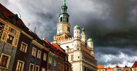 Zwłoki młodego mężczyzny znalezione przy jednym ze straganów na Starym Rynku