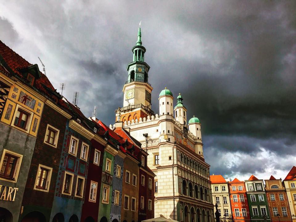 Zwłoki młodego mężczyzny znalezione przy jednym ze straganów na Starym Rynku