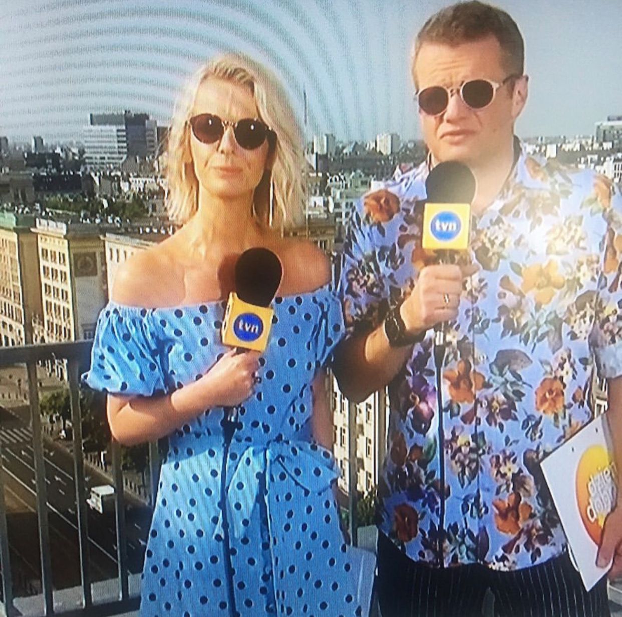 Magda Mołek w błękitnej sukience w czarne groszki