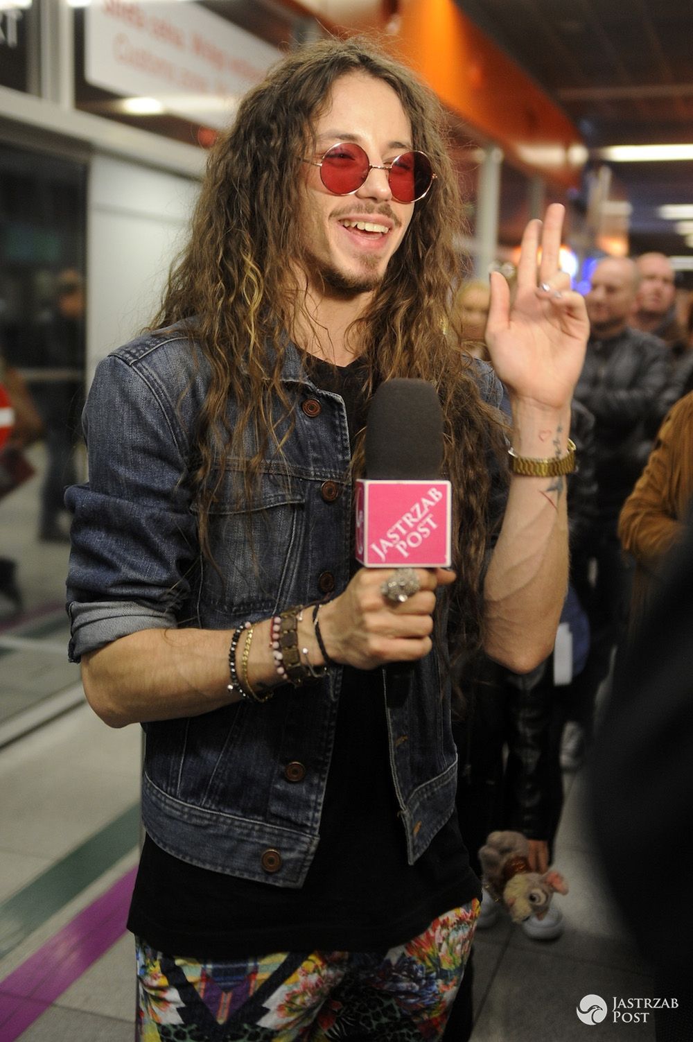 Michał Szpak na lotnisku po Eurowizji 2016