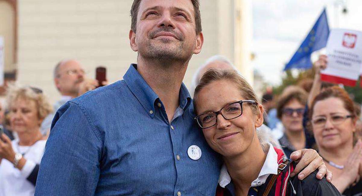 Rafał Trzaskowski w romantycznym uniesieniu na pięknym zdjęciu z żoną: "Brawo! To jest normalność! "