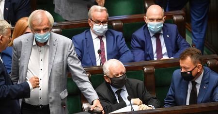 Kaczyński szantażowany przez “zbielaninę”.
