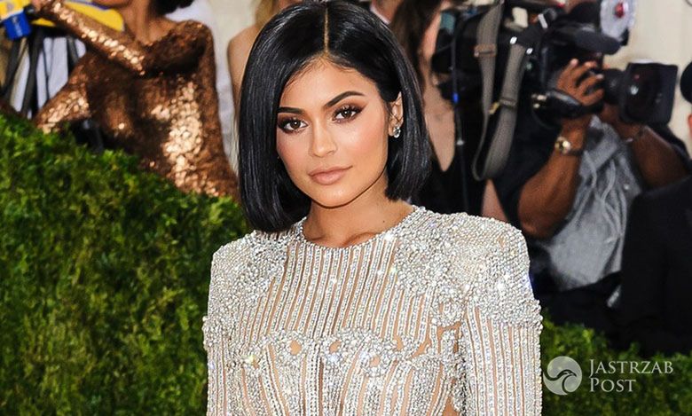 Kylie Jenner po raz pierwszy na MET Gala 2016. Jej kreacja przysporzyła jej sporo bólu