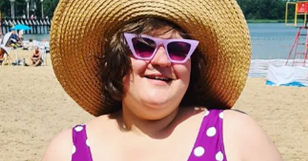 Dominika Gwit pokazała się fanom w stroju kąpielowym. Fiolet to jej kolor! Świeżo upieczona mama wygląda kwitnąco