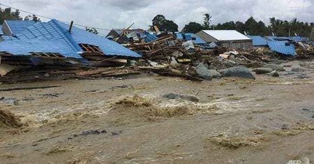 Indonezja: Potężne fale pływowe niszczą domy w środkowym Sulawesi