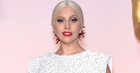 Lady Gaga na oskarową galę wybrała bardzo charakterystyczny dodatek. To z pewnością przejdzie do historii imprezy [zdjęcia]