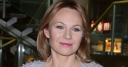 Anna Guzik w pomarańczowo-szarej stylizacji na ramówce Polsat Cafe. Podkreśliła bardzo smukłą talię [zdjęcia]