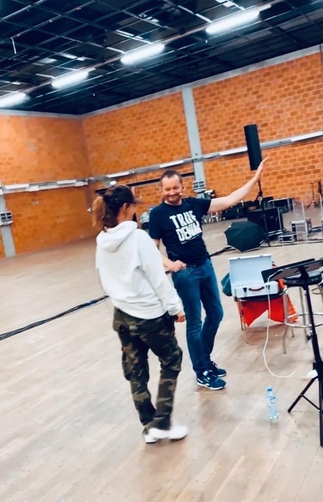 Edyta Górniak na próbach przez koncertami. Na zdjęciu z dyrygentem Zygmuntem Kuklą