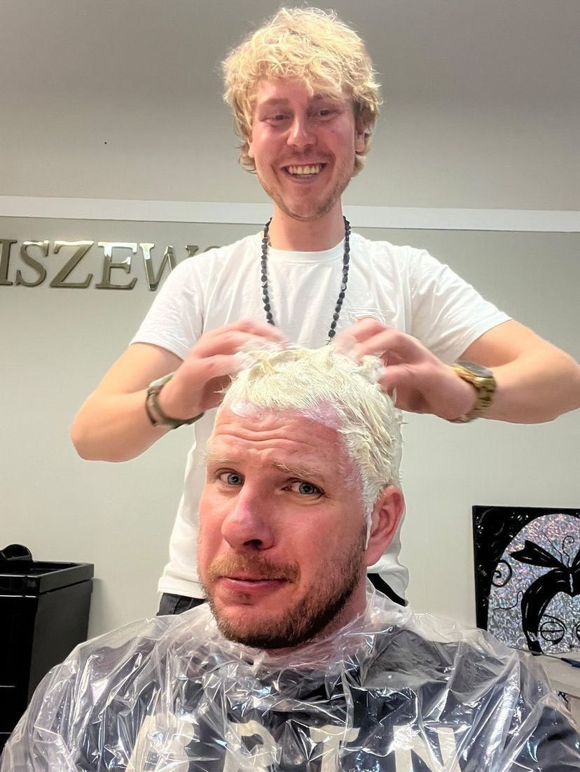 Filip Chajzer u fryzjera