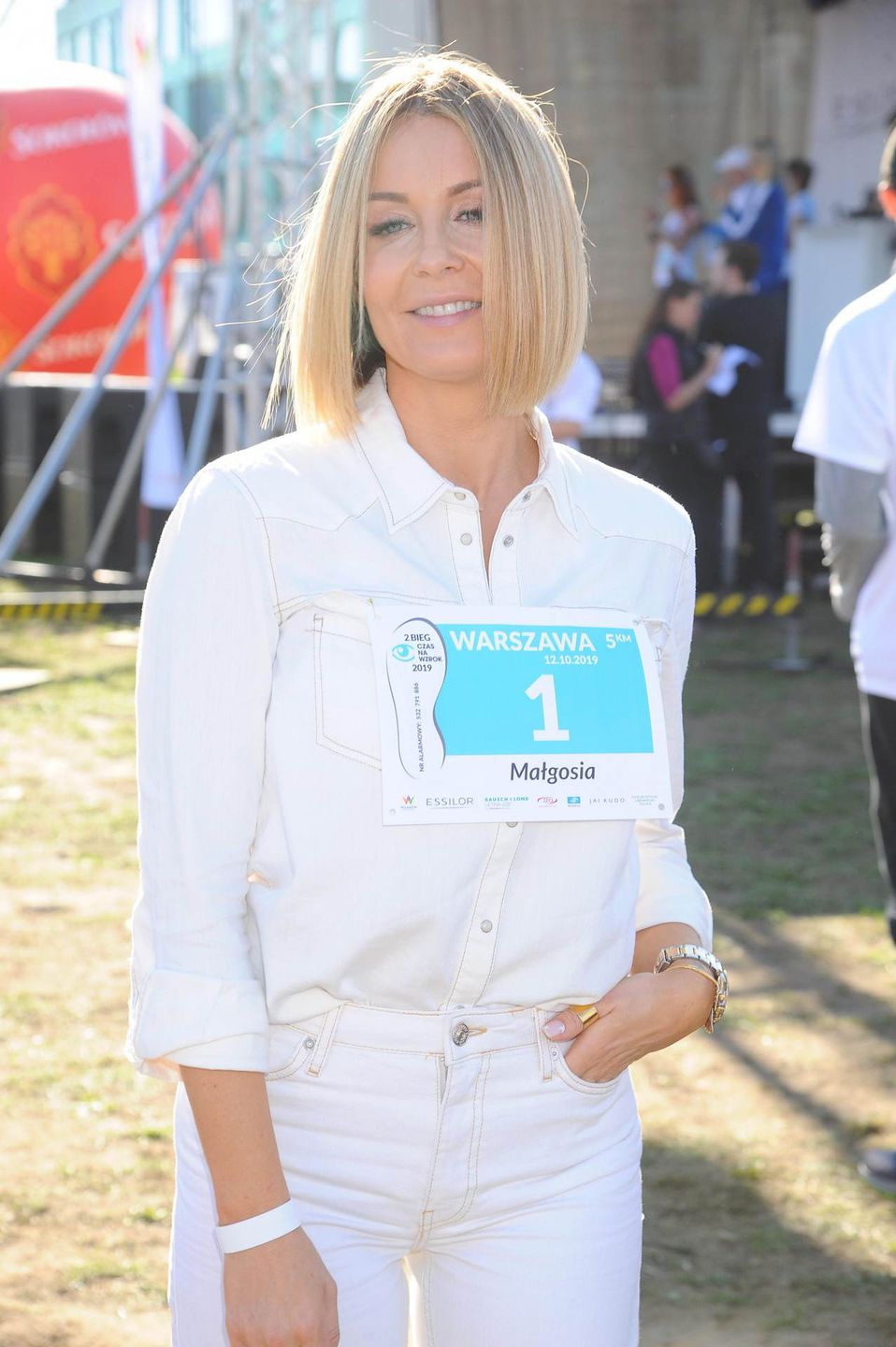 Małgorzata Rozenek w krótkich włosach i butach Balenciaga – Bieg Czas na wzrok 2019