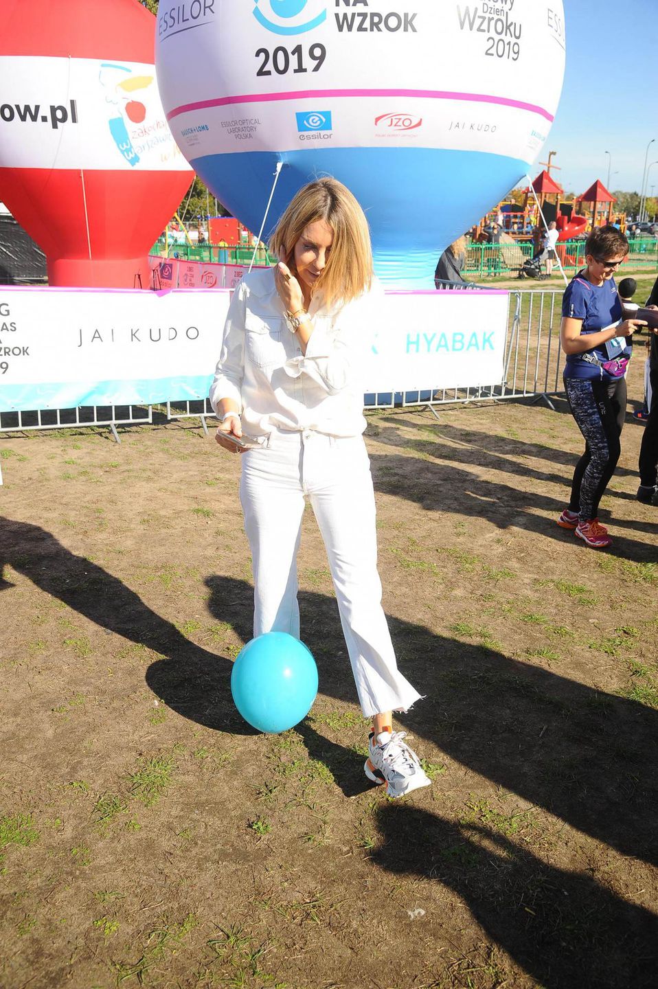 Małgorzata Rozenek w krótkich włosach i butach Balenciaga – Bieg Czas na wzrok 2019
