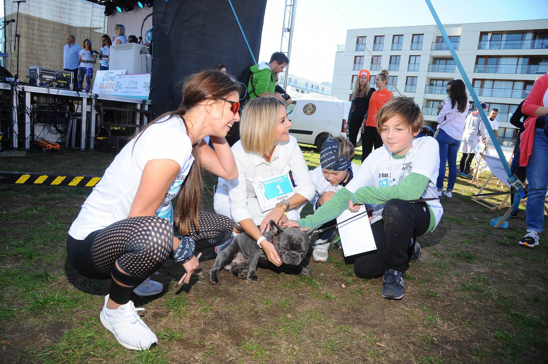 Małgorzata Rozenek w krótkich włosach i butach Balenciaga – Bieg Czas na wzrok 2019