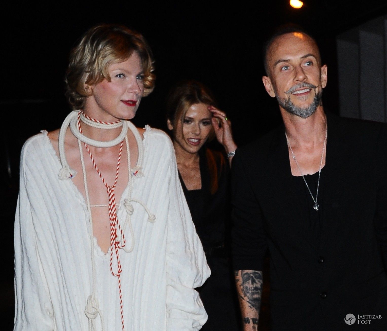 Nergal i Alicja Napiórkowska idą na pokaz kolekcji Roberta Kupisza wiosna-lato 2017 (fot. ONS)