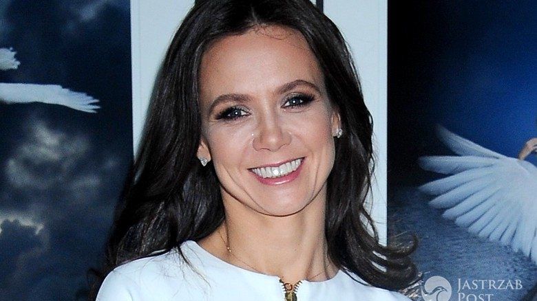 <h2>Kinga Rusin w białej sukience Celine, kozakach Sergio Rossi i z torebką Prada (fot. ONS)</h2>