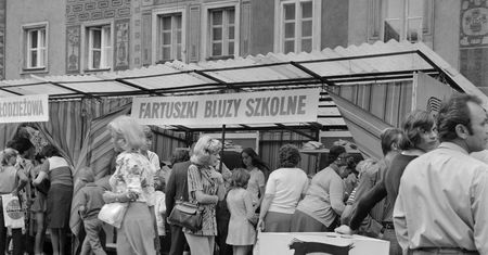 Wyprawka szkolna w latach 70. Jak wyglądał kiermasz szkolny na Starym Rynku?