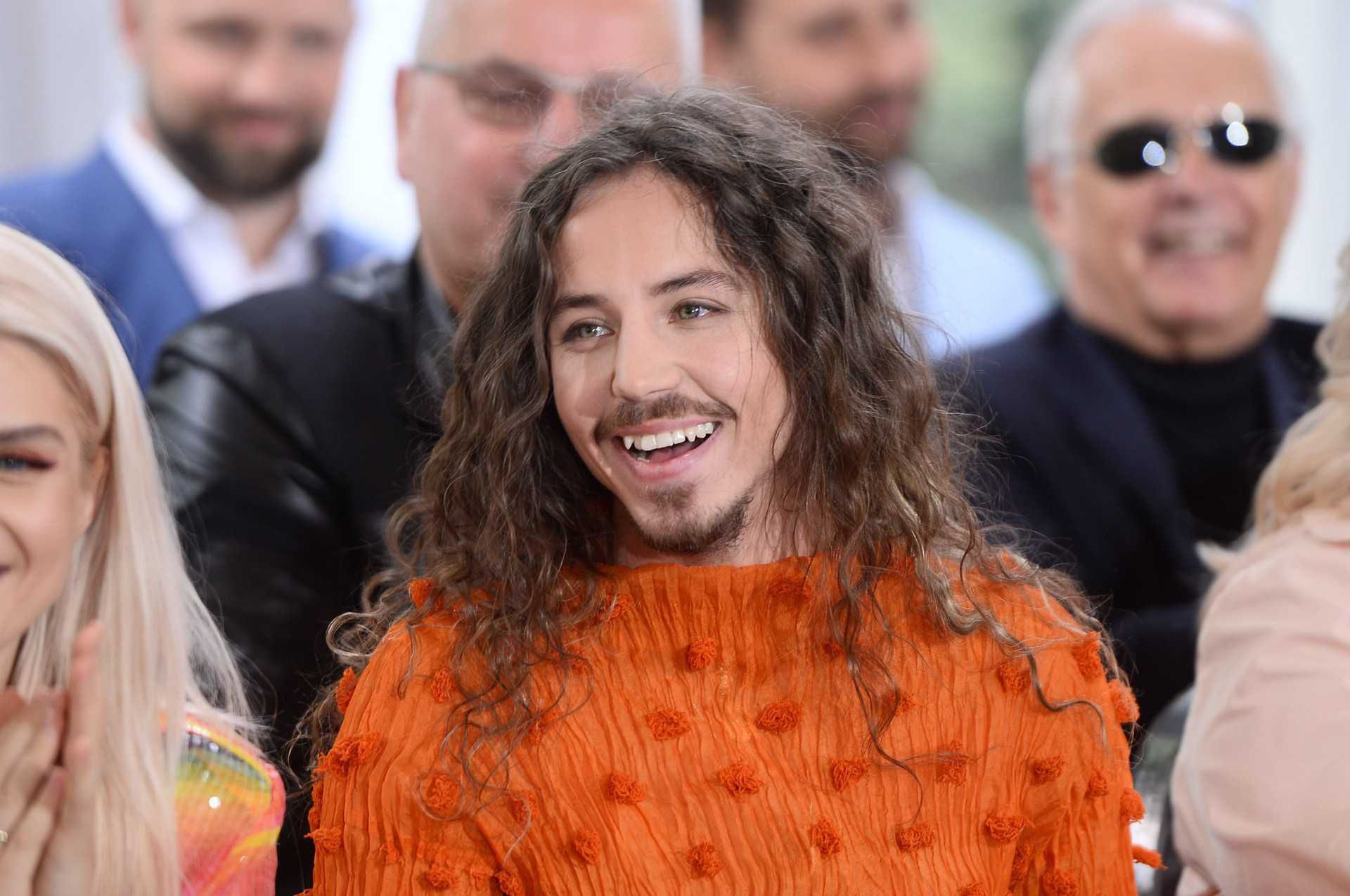 Michał Szpak w rudym swetrze