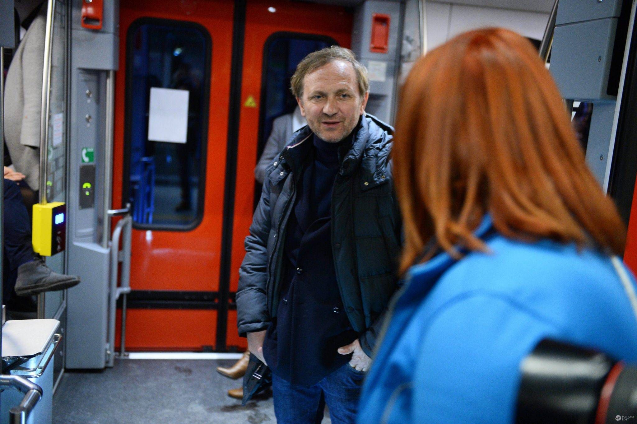 Andrzej Chyra w drodze na premierę filmu "Powidoki"