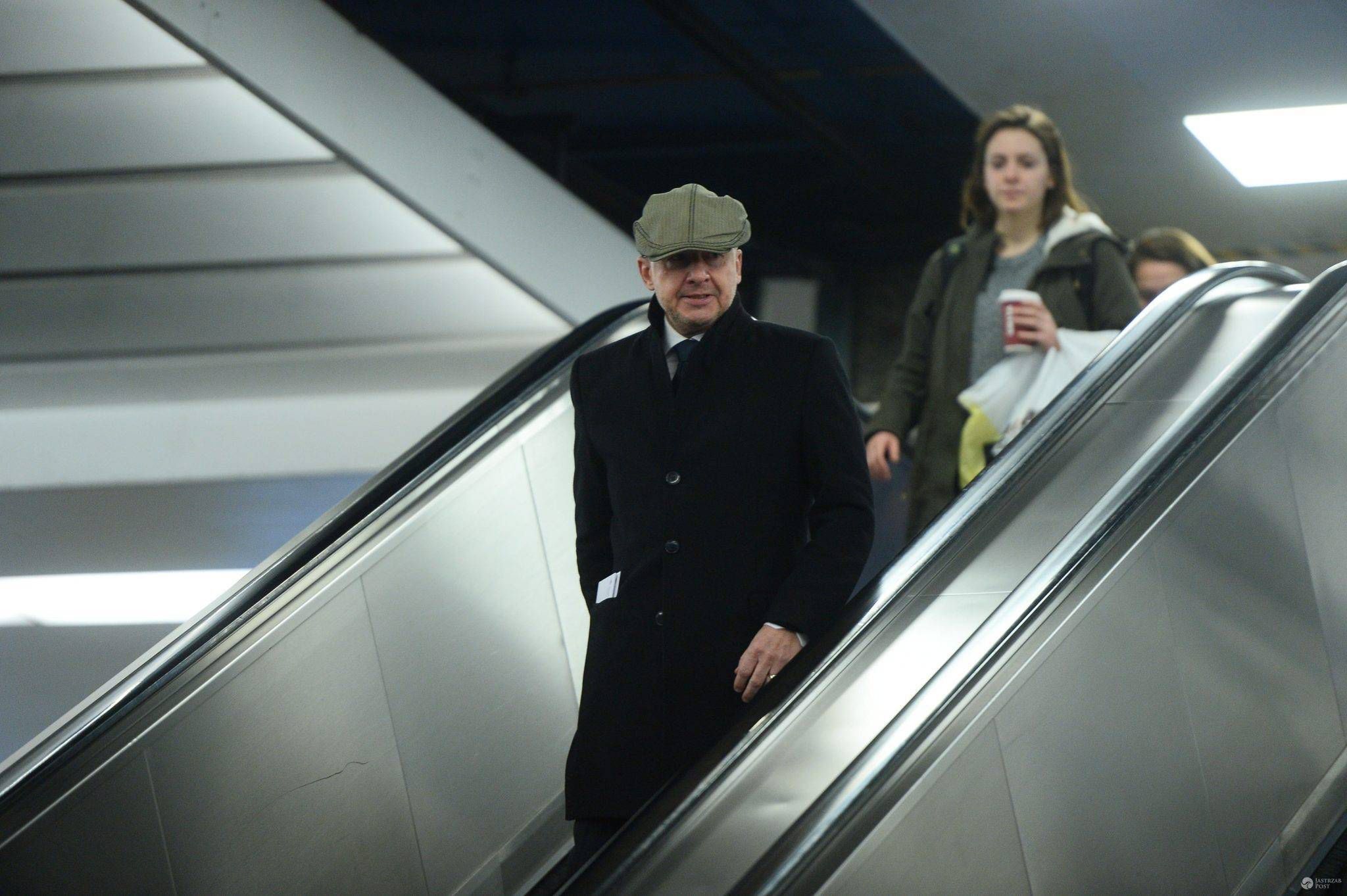 Bogusław Linda - w drodze na premierę filmu "Powidoki"