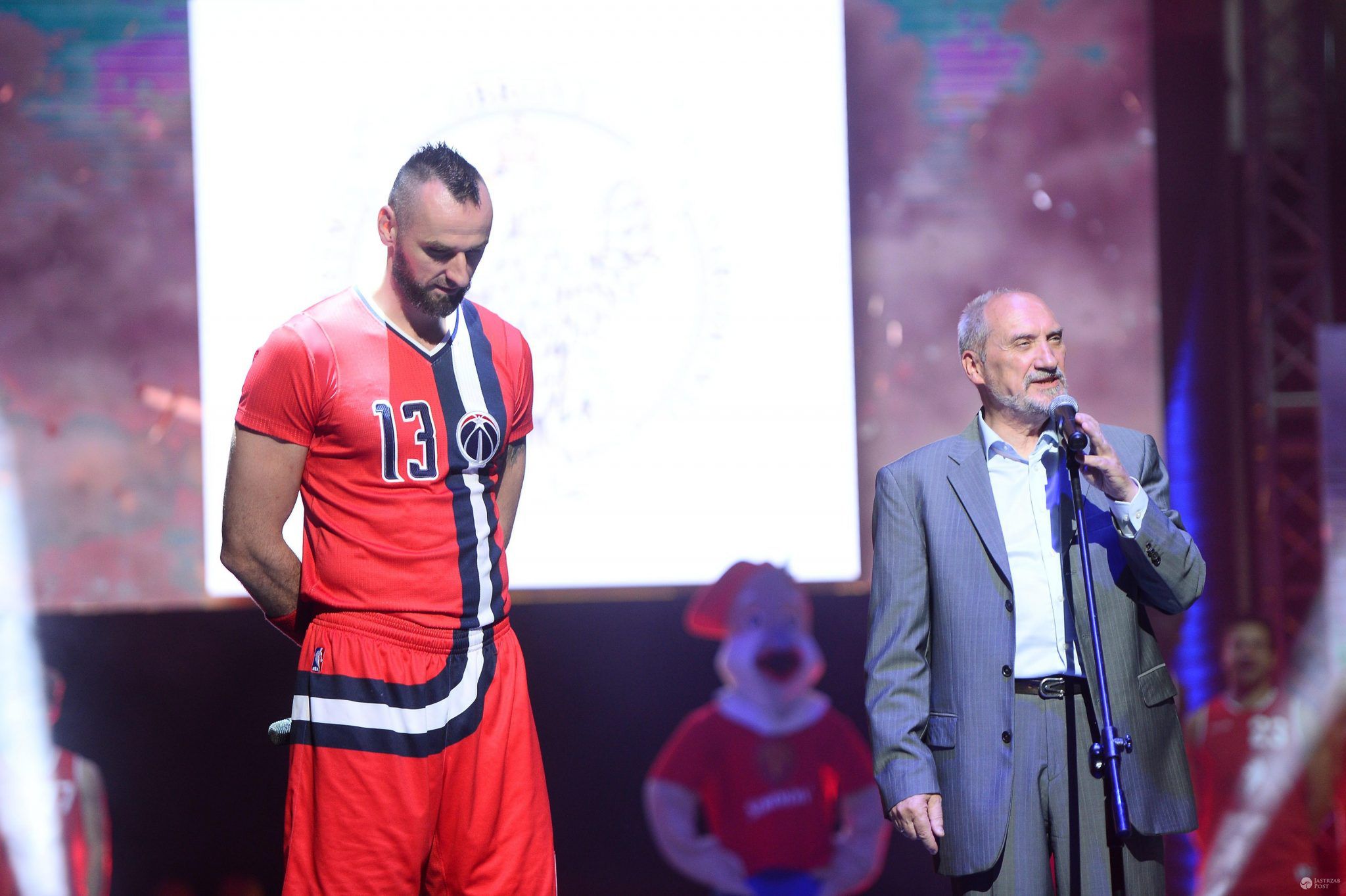 Antoni Macierewicz wygwizdany przez kibiców podczas charytatywnego meczu Gortat Team - Wojsko Polskie