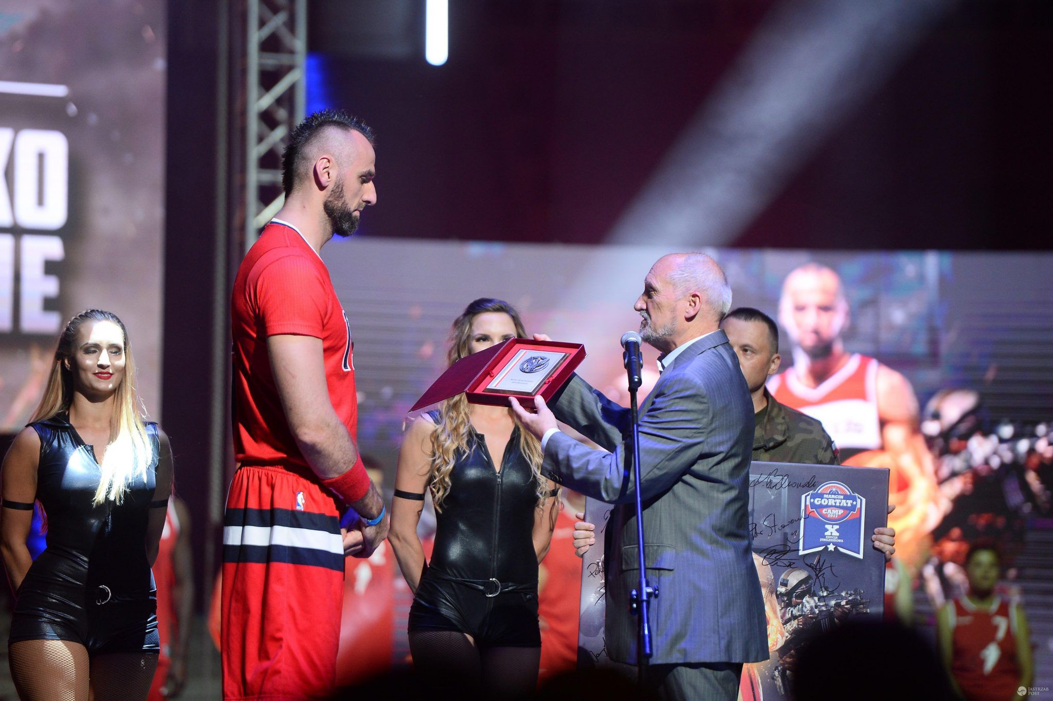 Antoni Macierewicz wygwizdany przez kibiców podczas charytatywnego meczu Gortat Team - Wojsko Polskie