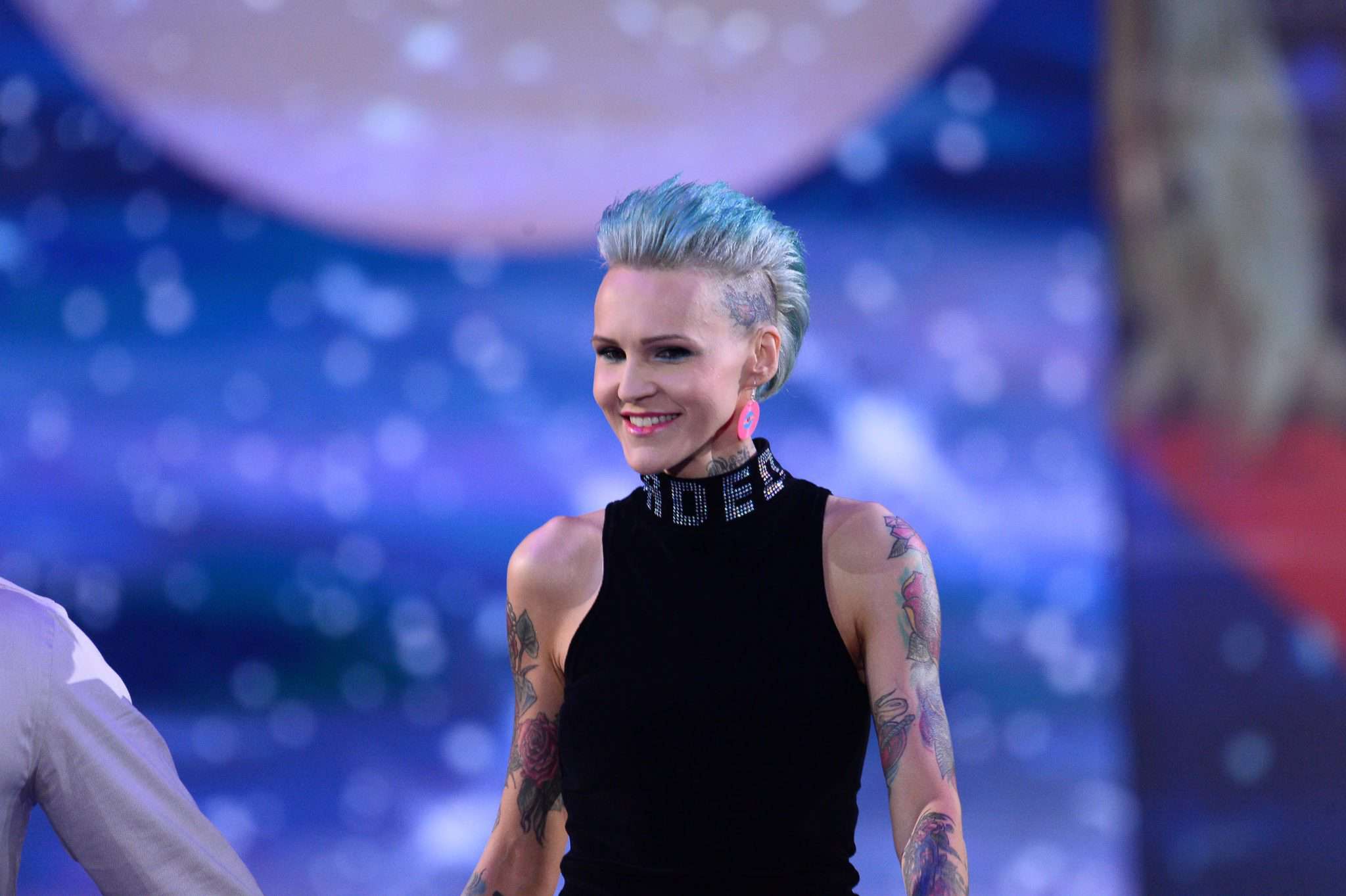 Agnieszka Chylińska w nowej fryzurze i miniówce na jesiennej ramówce TVN 2018