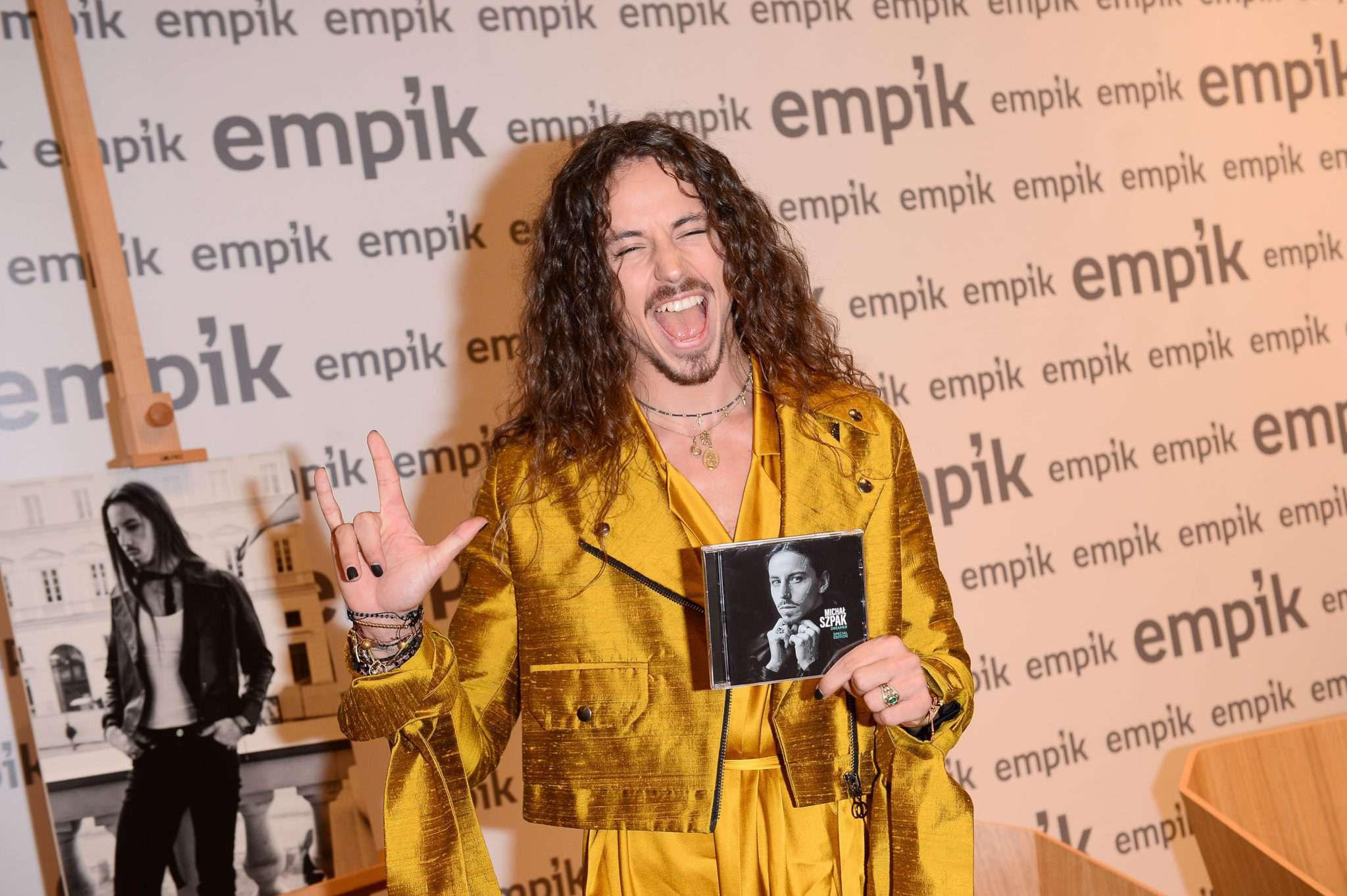 Michał Szpak w złotej stylizacji promuje płytę Dreamer