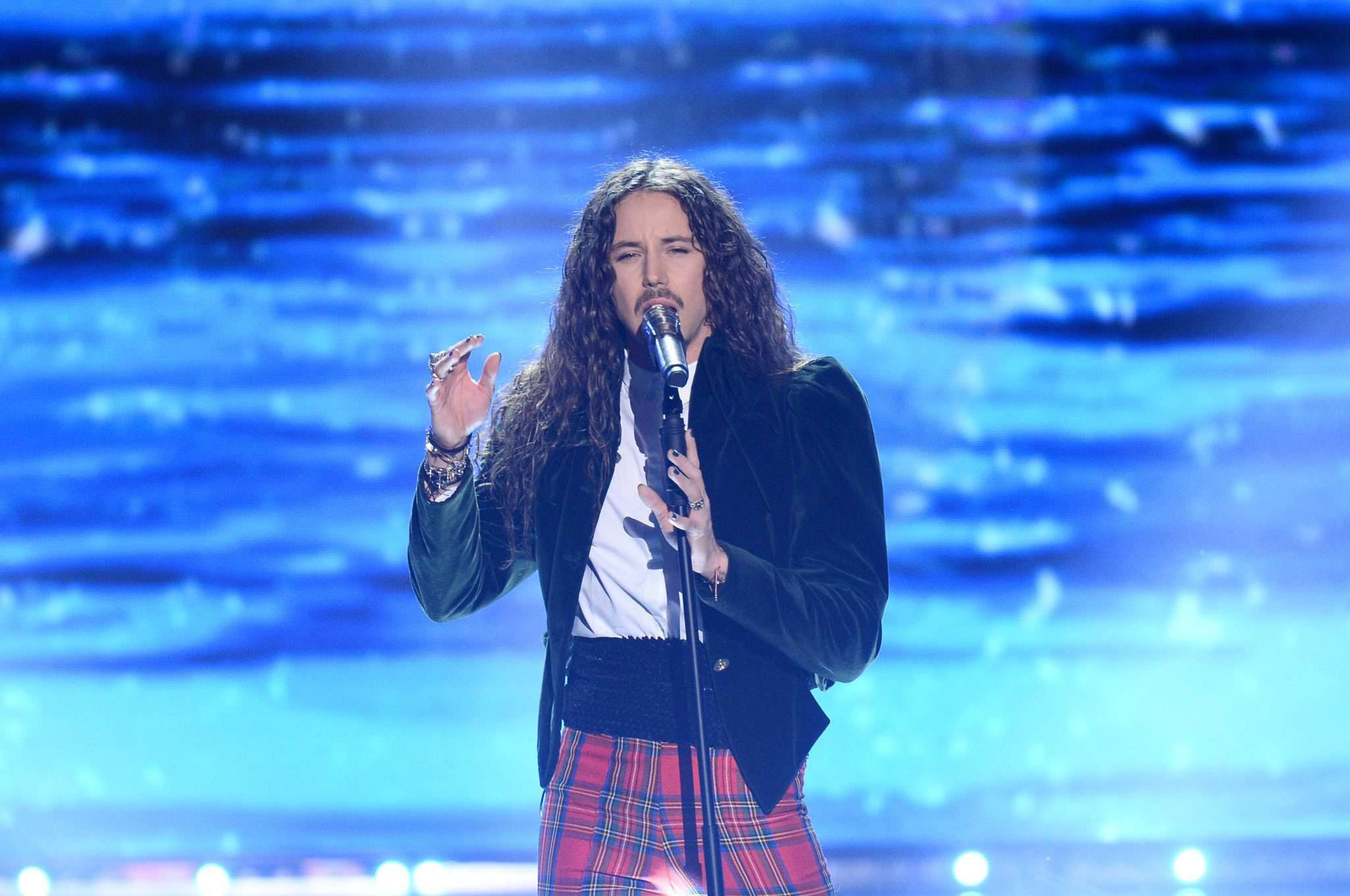 Michał Szpak w spodniach w kratę na Miss Supranational 2018