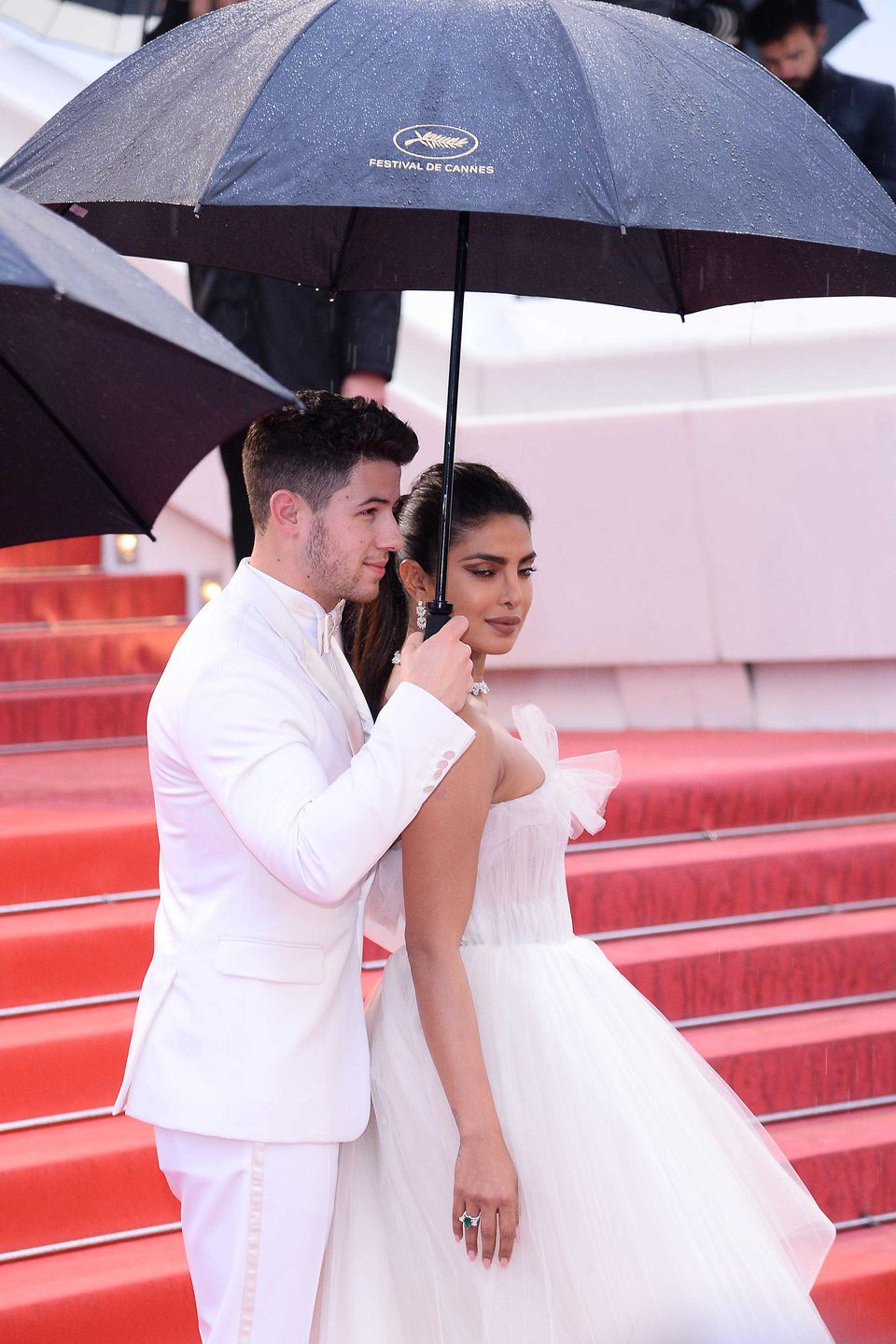 Nick Jonas ochronił Priyanką Choprę przed deszczem - Cannes 2019