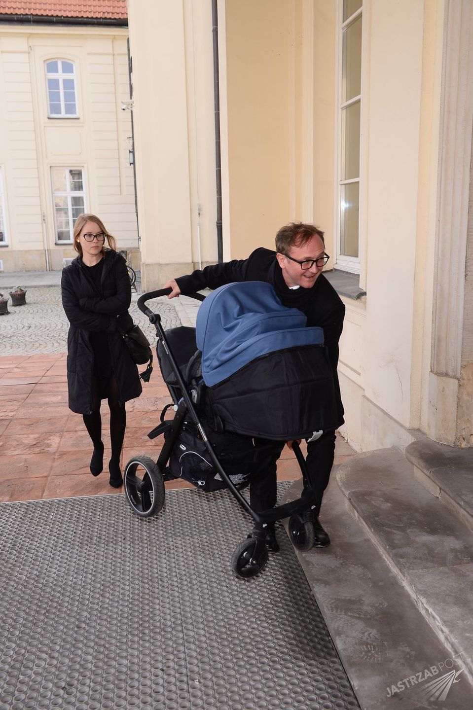 Andrzej Chyra z dzieckiem i partnerką - Pauliną Jaroszewicz