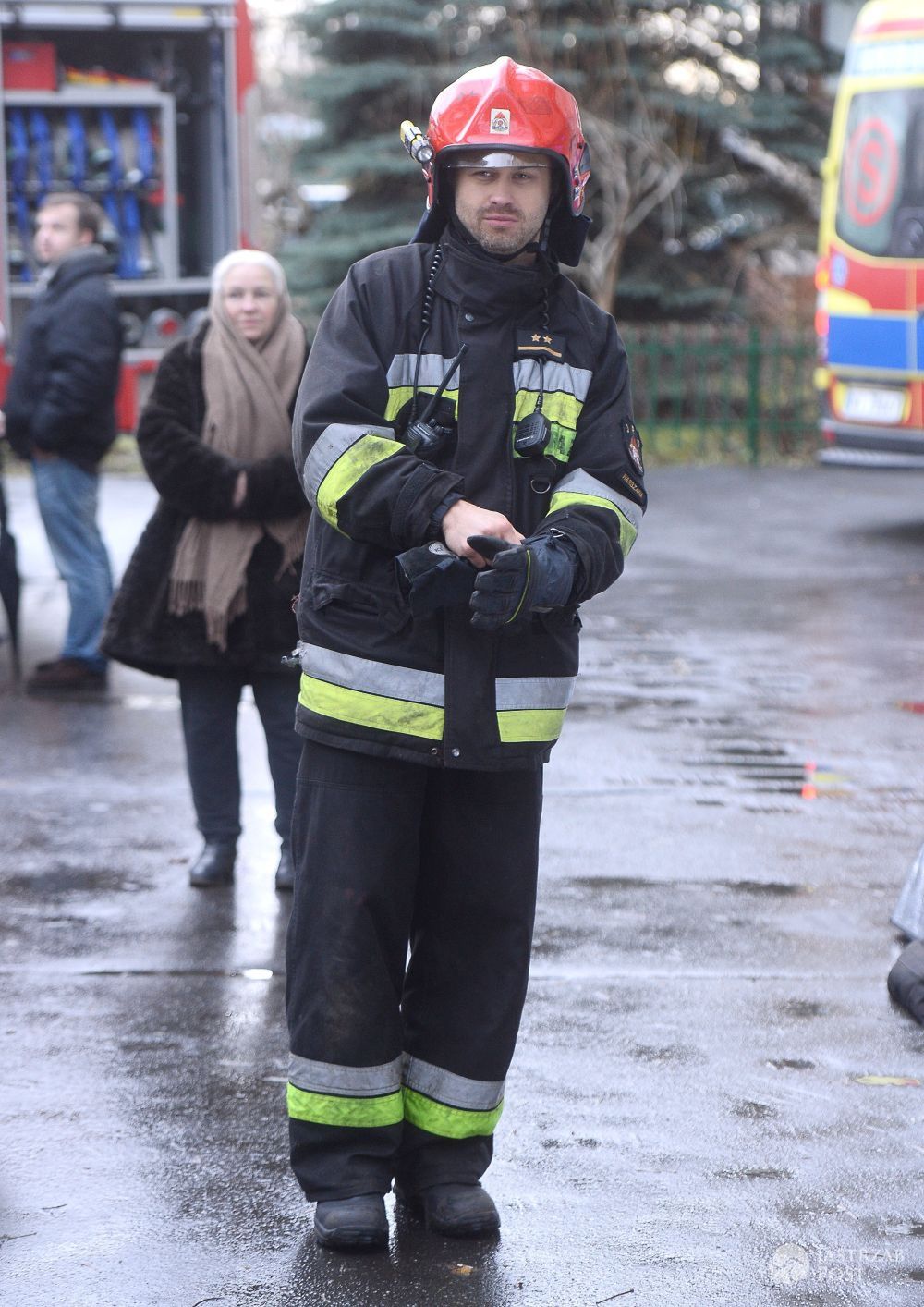 Maciej Zakościelny na planie serialu Strażacy